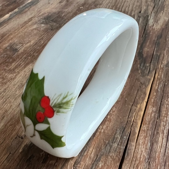 Napkin Holder Rings Bone China Holly Holiday Set Of 4-excellent condition. - Picture 6 of 6
